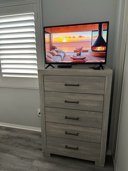 32” INSIGNIA TV w/Remote