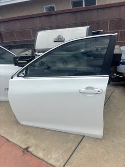 LEFT DRIVER SIDE FRONT DOOR 2017 TOYOTA CAMRY (WHITE) WITH HINGES