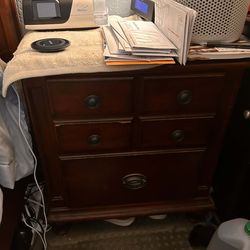2 matching nightstands