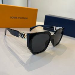 A same-style sunglasses for men and women
