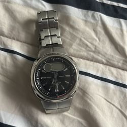 Men's watch needs a battery  it's a beautiful piece