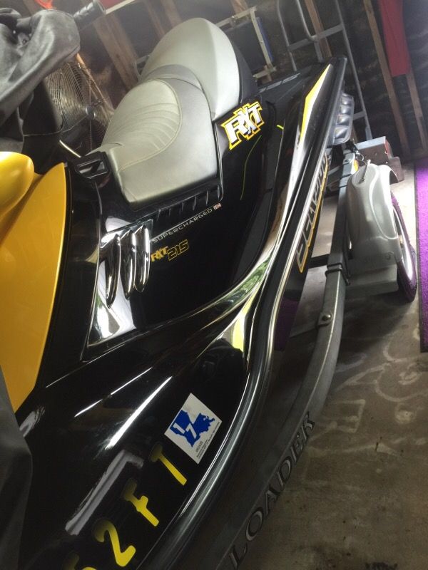 2007 rxt 3 seater 215hp supercharged with tititum washers in supercharger garage kept parfect better than new 15 hrs on boat 69 mph to 71 mph