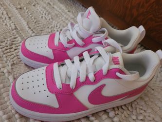 Girls Nike size 3.5 like brand new