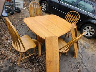 Oak Stained Table 4 Chairs & 3 Leafs...each Leaf a foot wide