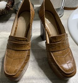 VINCE CAMUTO Gator Print With Wooden Heel $18 Size 8.5