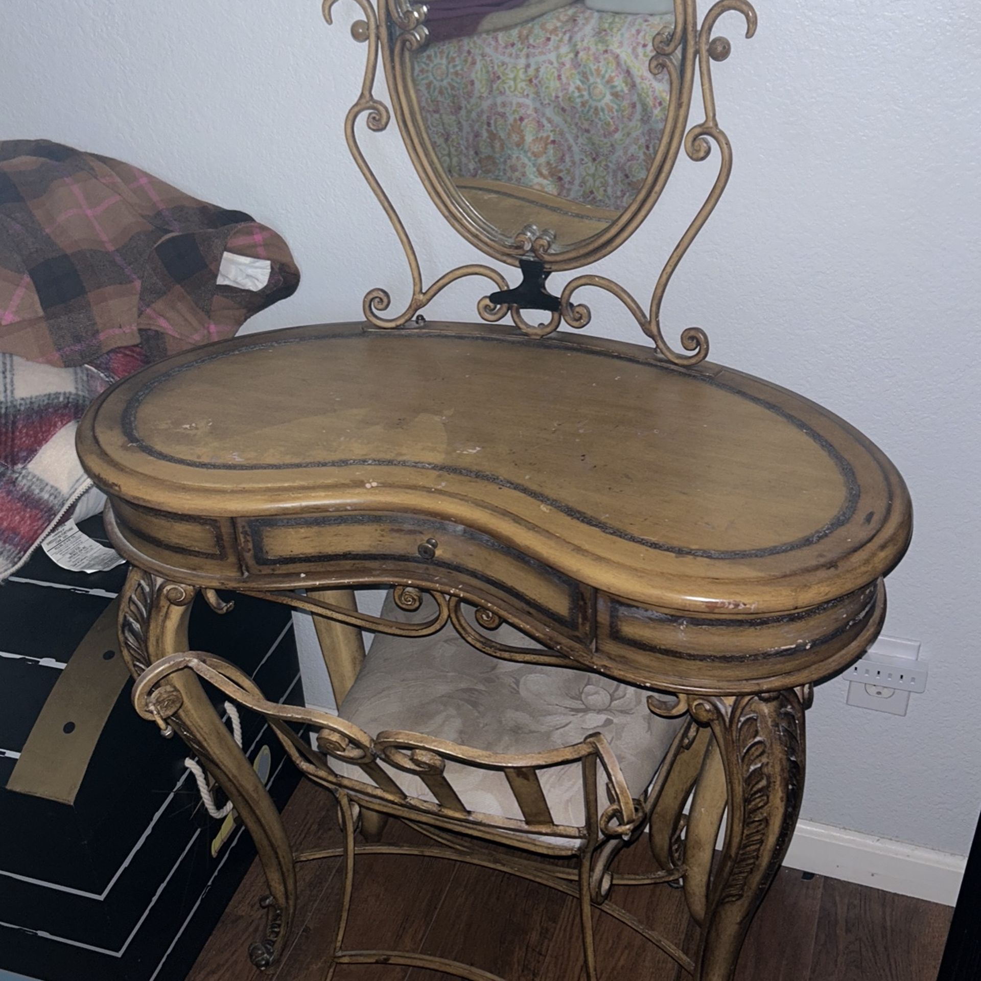 MAKE UP TABLE WOOD PULASKI