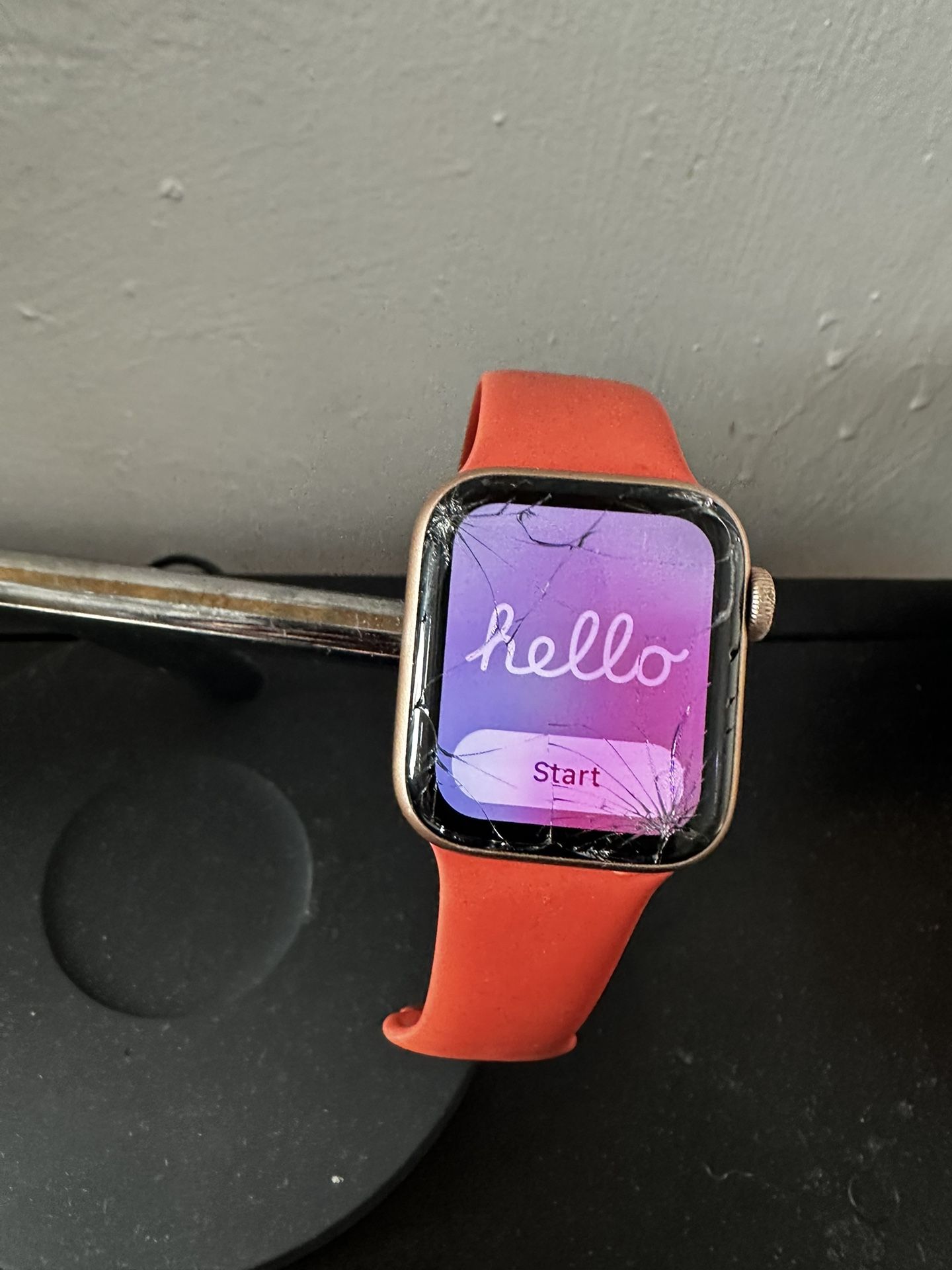 Apple Watch SE 40mm Cracked Screen