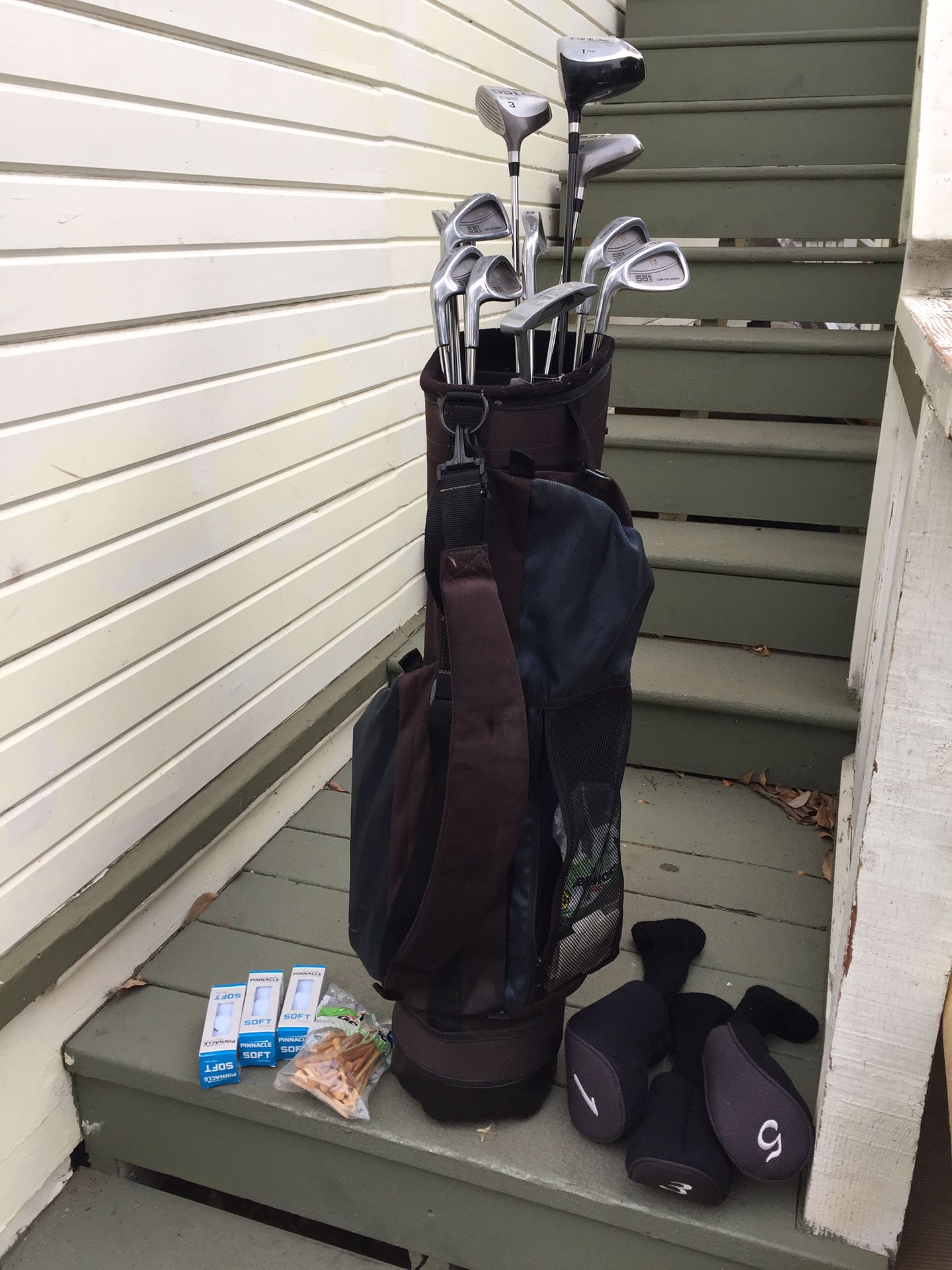 FOREMOST golf clubs, with accessories