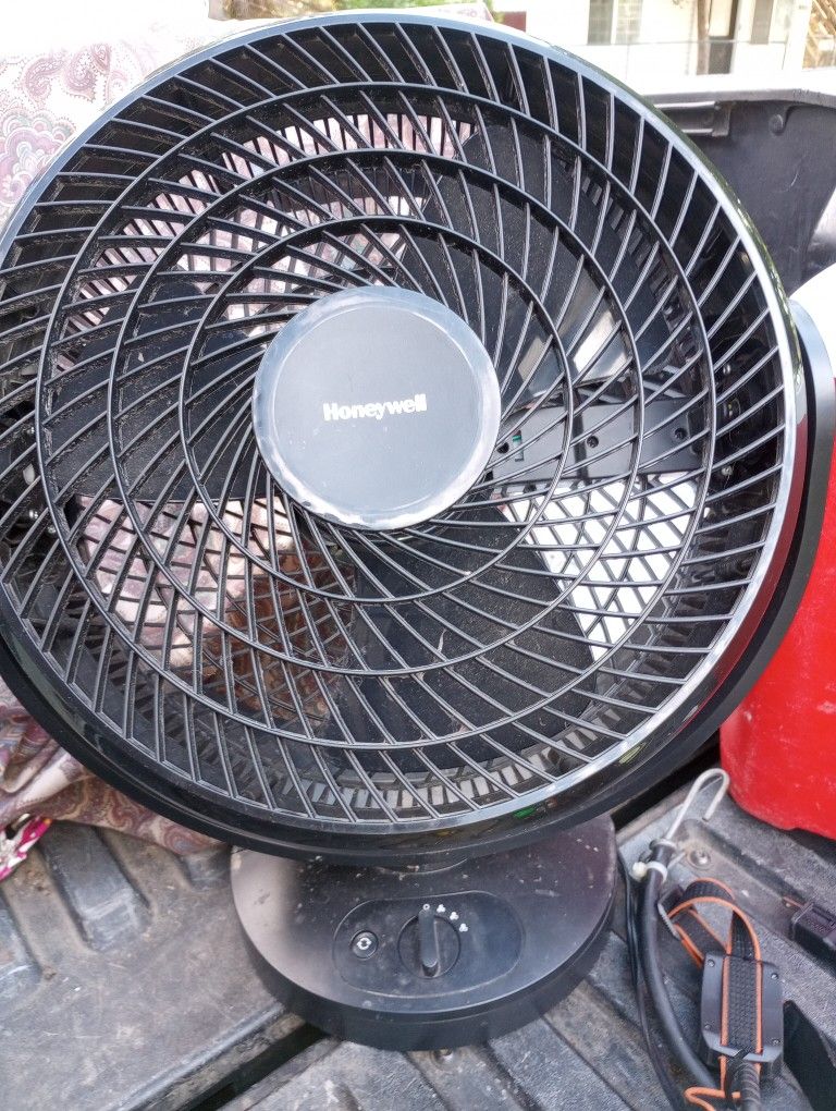 Honeywell HF715 Turbo Force Floor, Small, Black – Oscillating Personal Fan for Home or Office  Electronic LED Controls-3 Speeds and 90 Degr