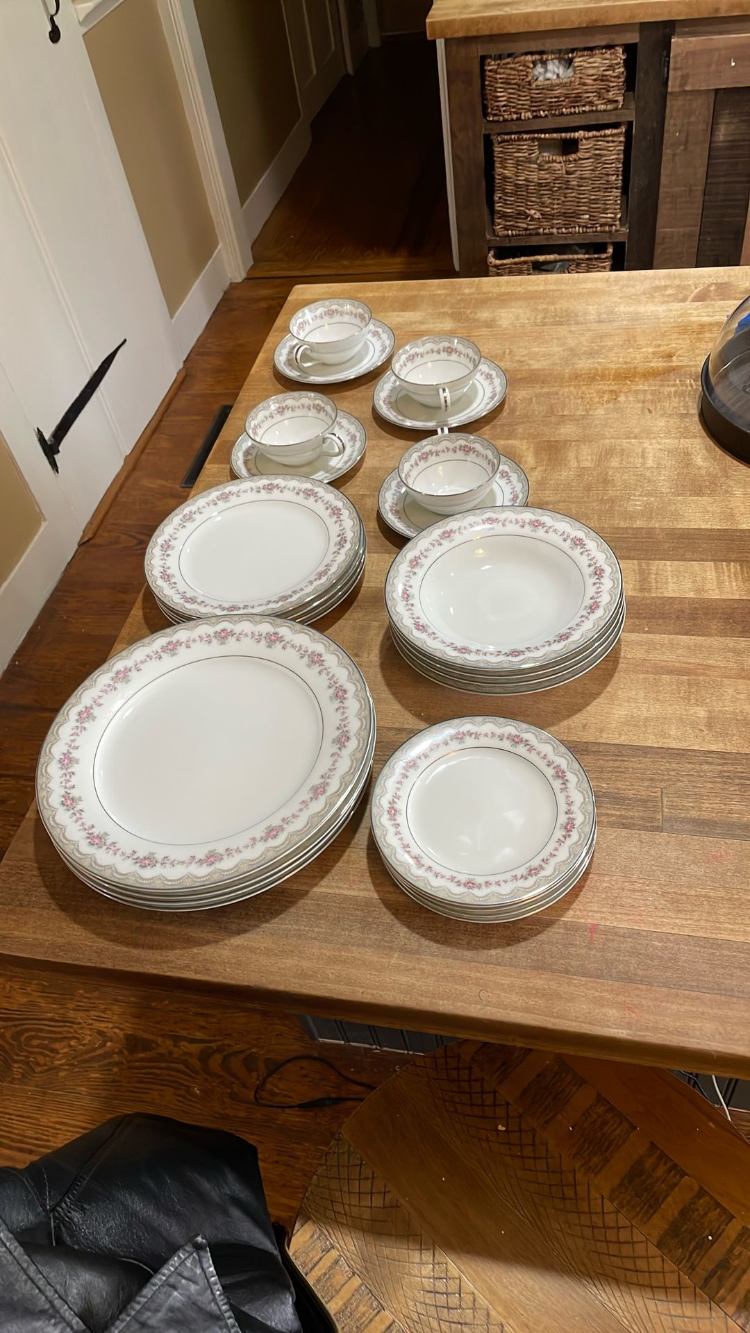 Noritake China-Glenwood 24 Pieces