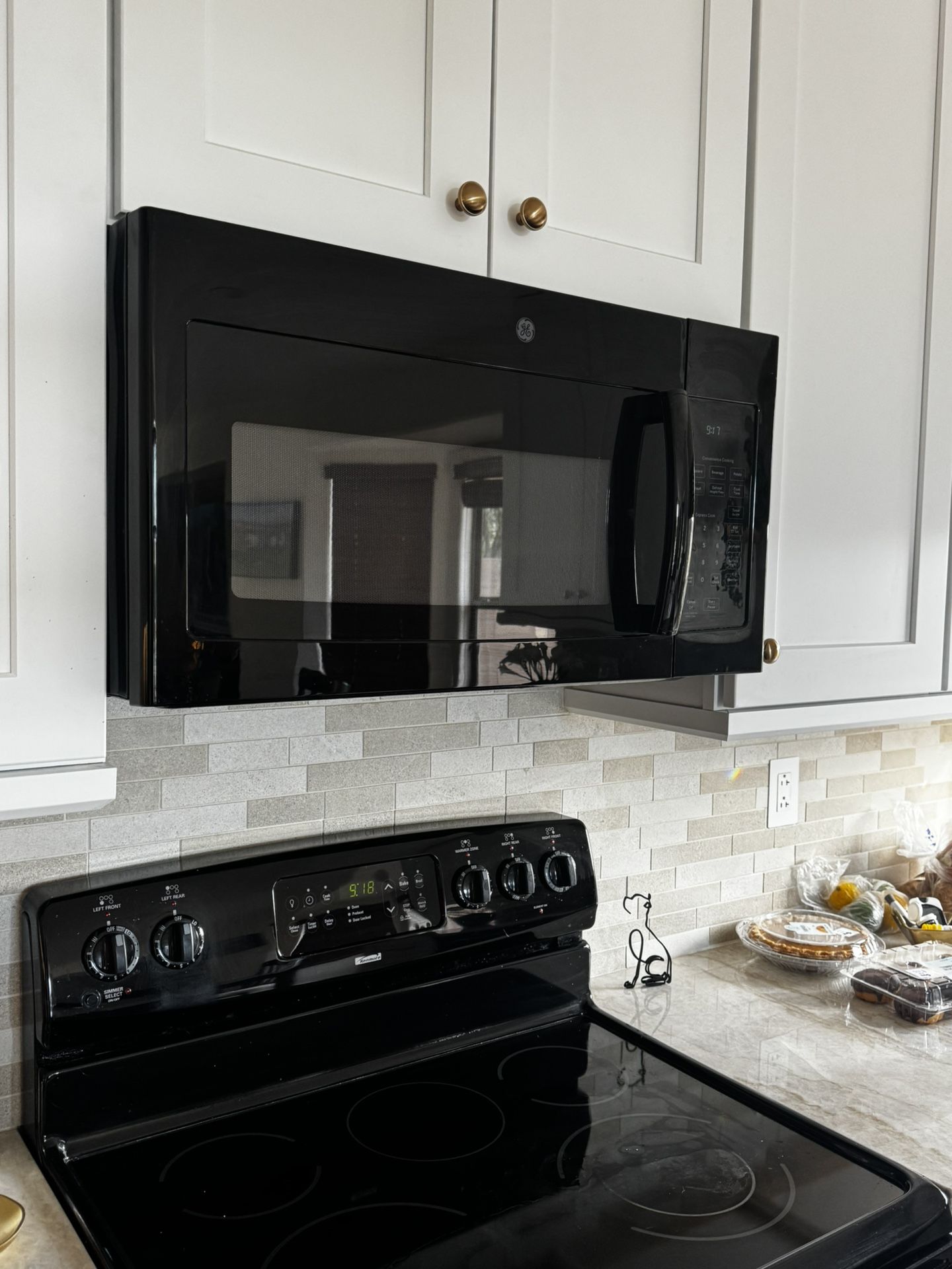 GE Microwave Excellent Condition 