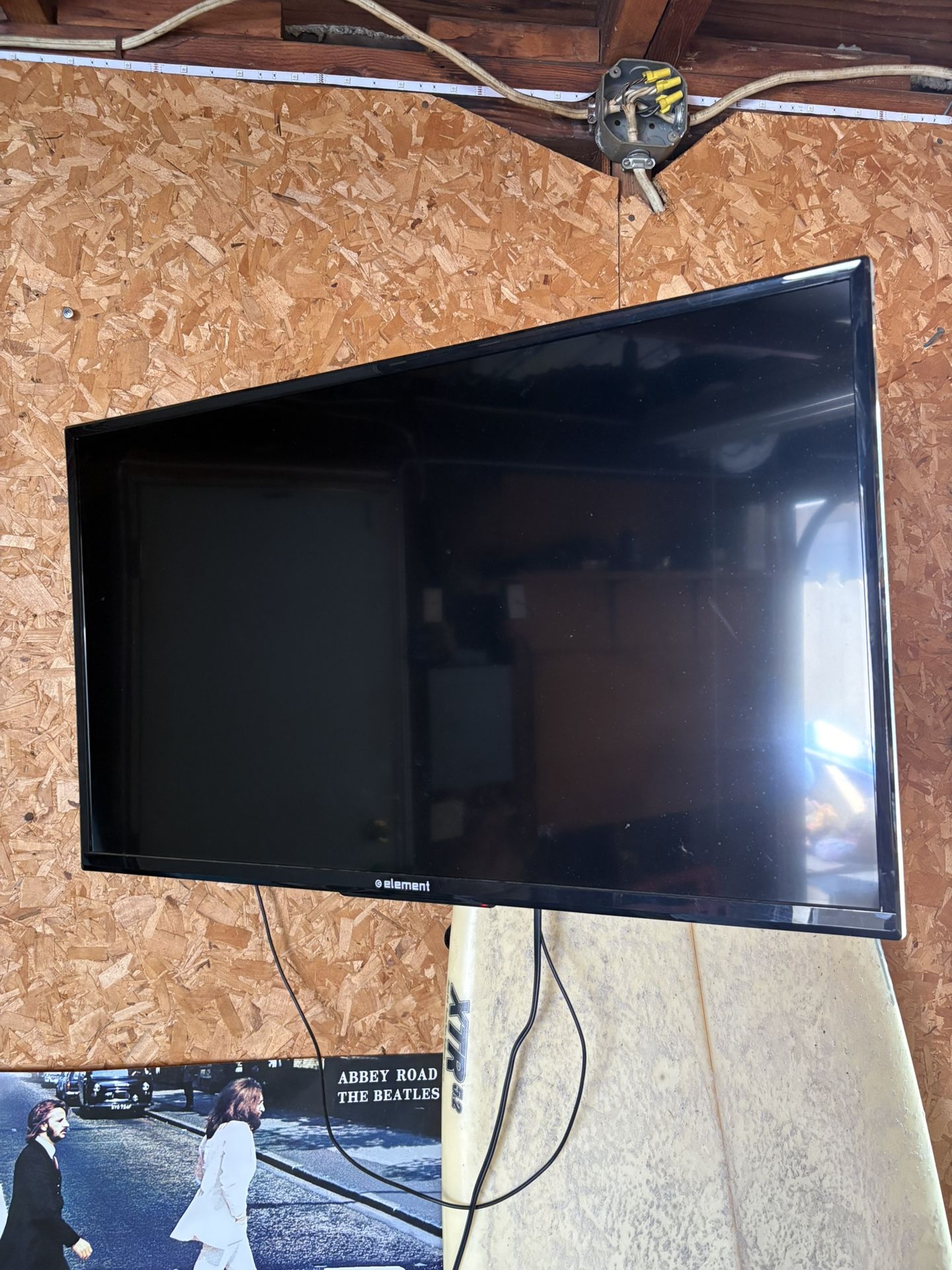 32” Tv And Wall Mount