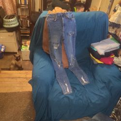 WOMEN'S FOREVER 21 BRAND VERY DISTRESSED SKINNY JEANS (SIZE:  25 IN.) GREAT CONDITION!