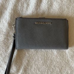 Michael Kors Wristlet (Gray)