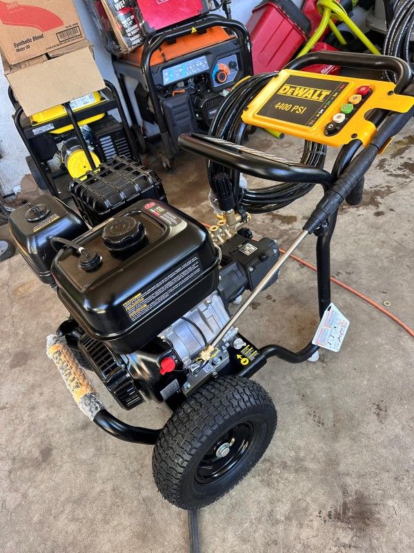 DEWALT4400 PSI 4.0 GPM Cold Water Gas Pressure Washer