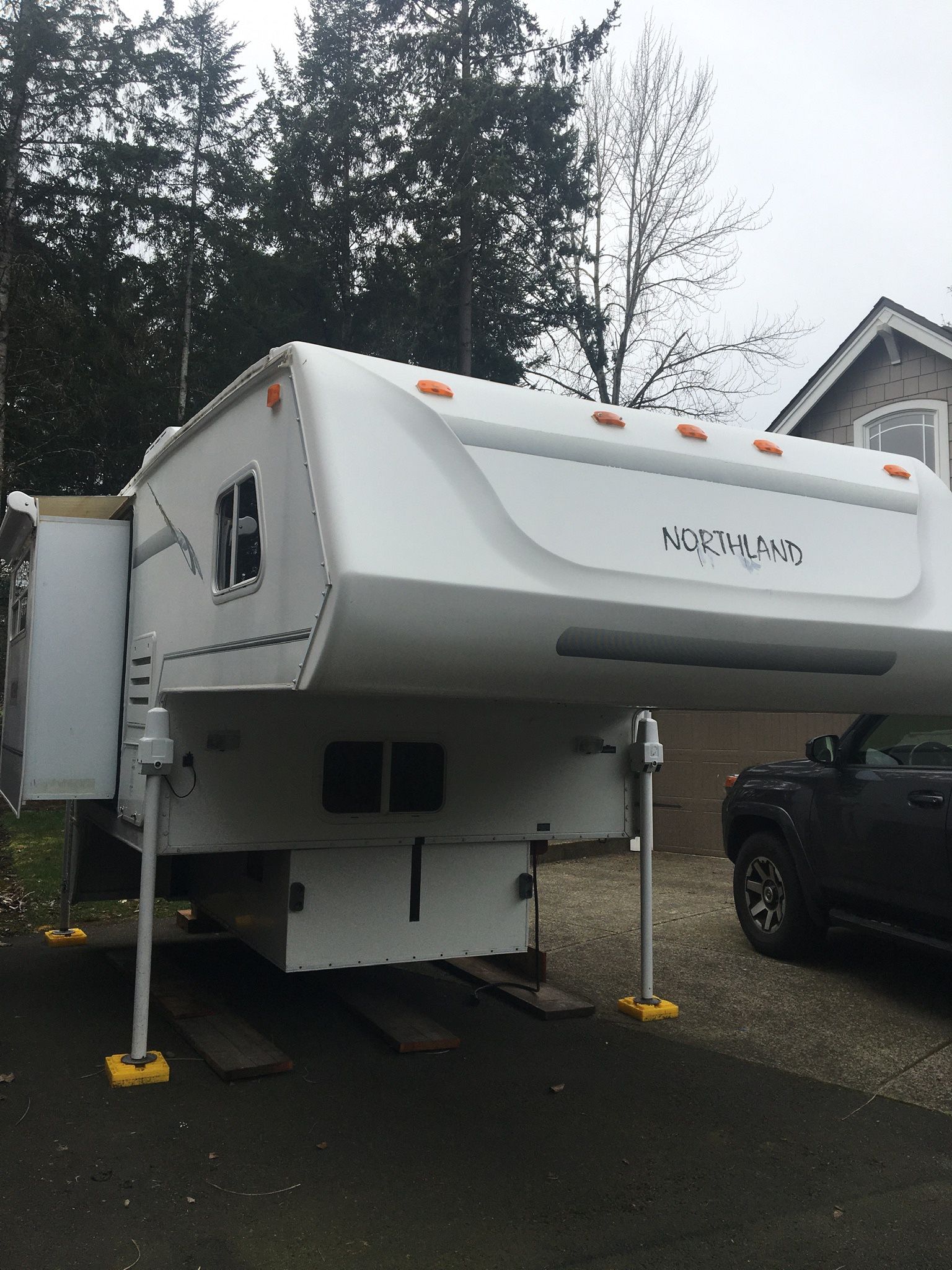 2005 Northland 860 Polar Truck Camper