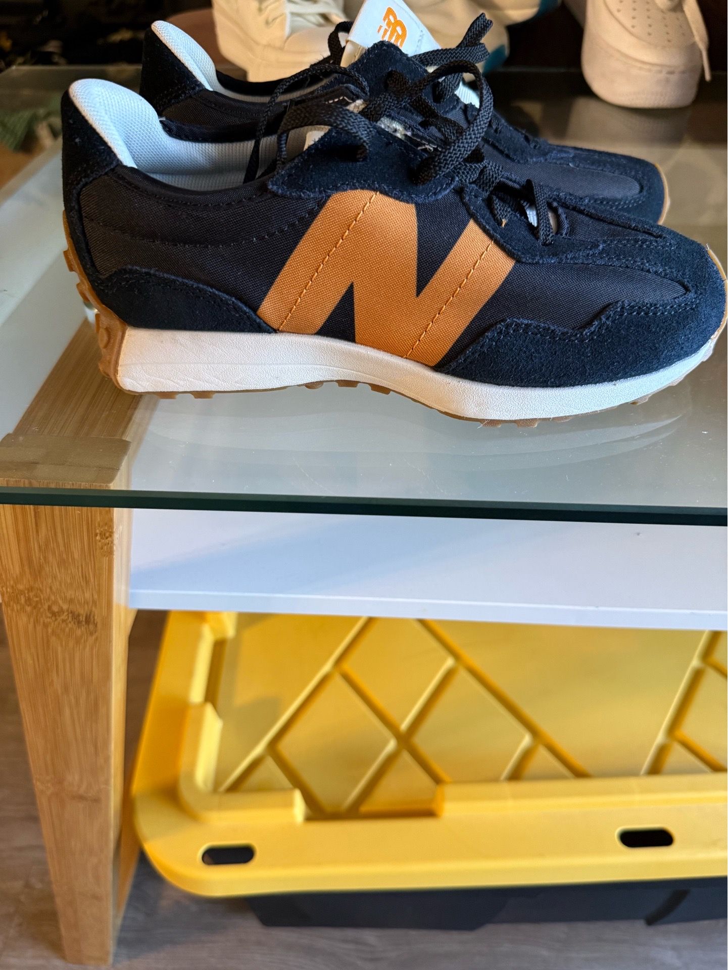 Women tenis shoes 40 —- 35 each pair. New balance $40. White. Nike $35. Air 27 Nike $35. Converse $40