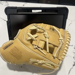 Marucci Glove