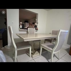 Sofía  Vergara  Dining Table 4  Chairs  