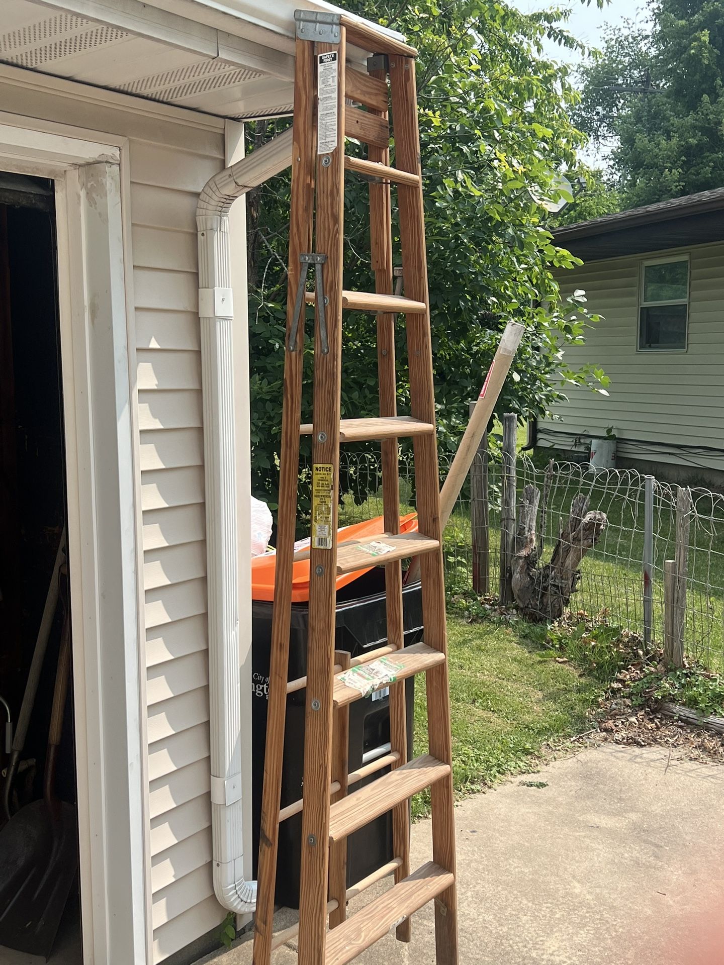 Blue Ribbon 16008 Step Ladder - 8 Ft Commercial!