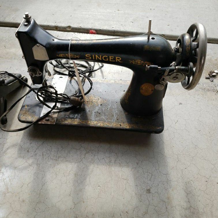 *VINTAGE* Singer Sewing Machine