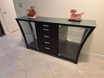 Modern crockery unit