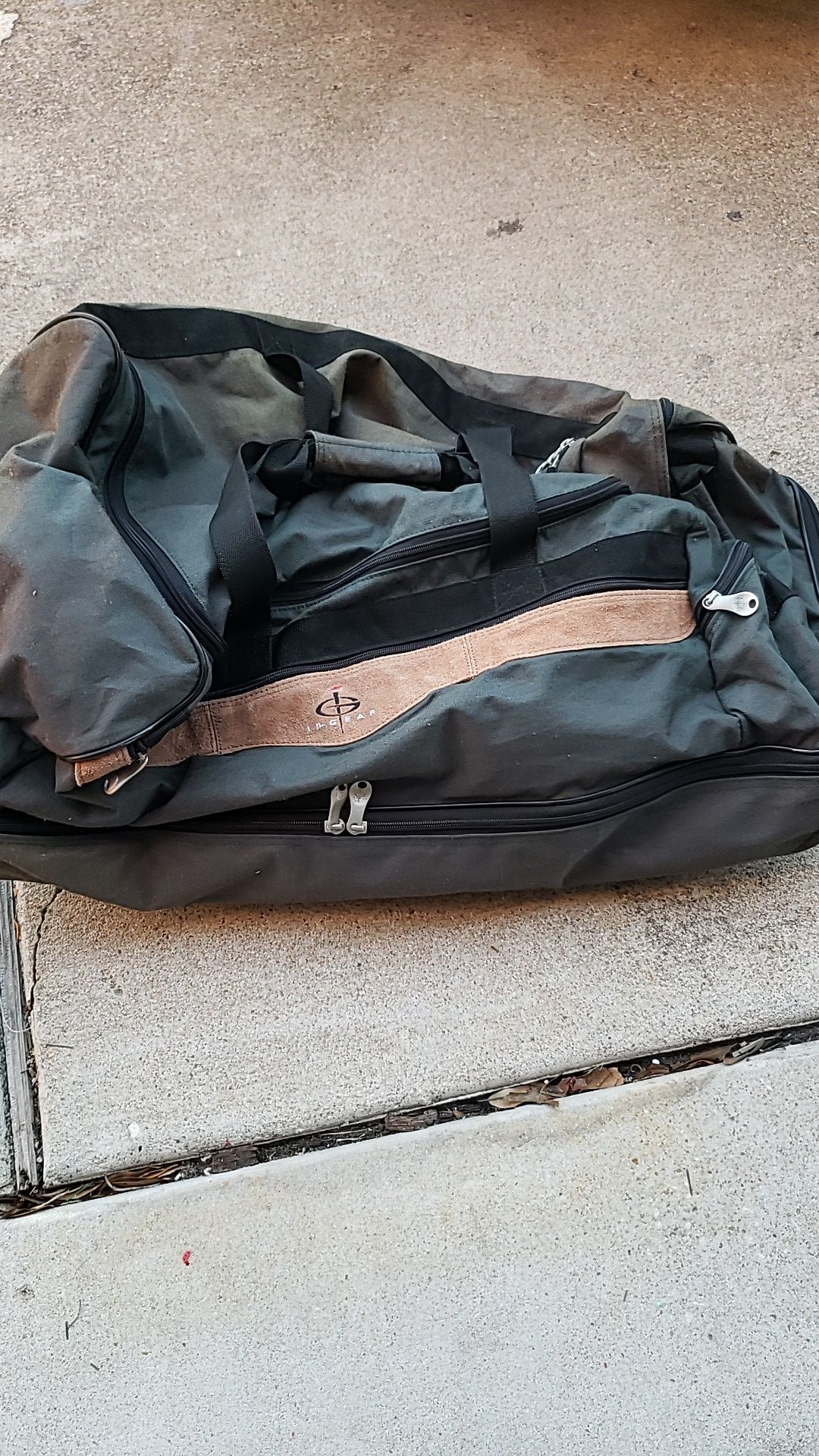 Rolling duffle bag