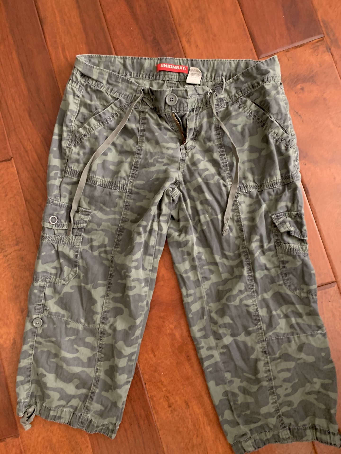 Super cute cameo pants size 9 like new