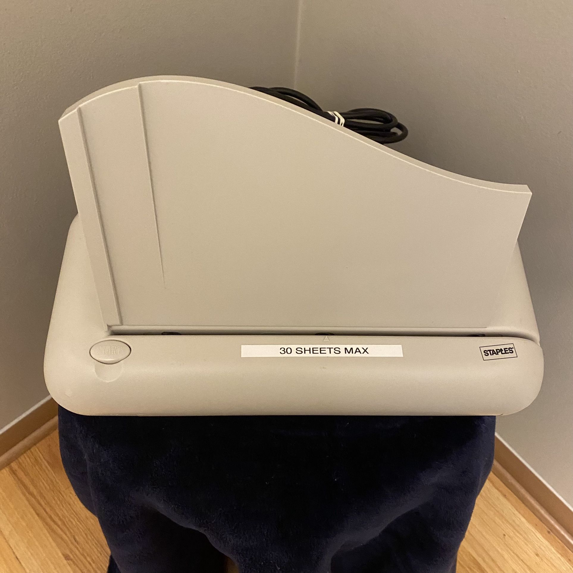 Staples Electric 3 Hole Punch