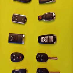 Car keys and remotes - llaves - controles 