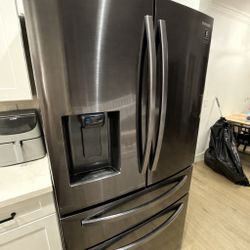 28 cu. ft. 4-Door French Door Refrigerator with FlexZone™ Drawer in Black Stainless Steel