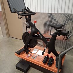PELOTON BIKE _  Lighty Used