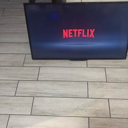 Insignia Roku Tv. 39”.  