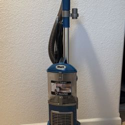 SHARK NAVIGATOR LIFT-AWAY DELUXE NV360 UPRIGHT VACUUM