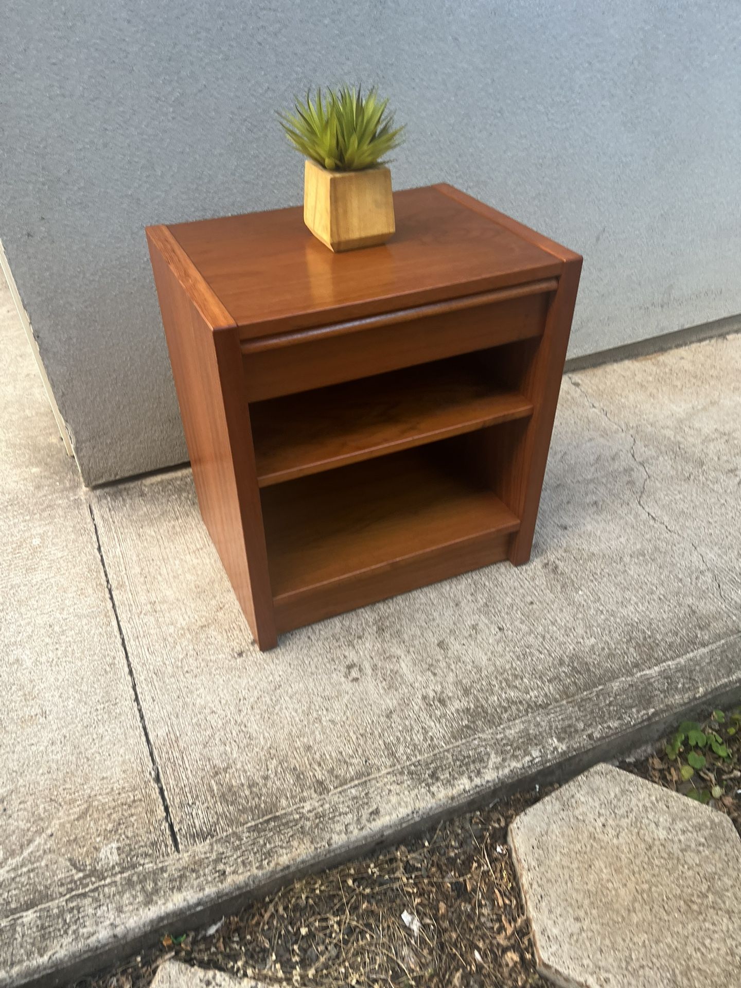 Nice mid century teak Jesper single drawer nightstand