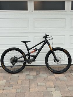 2022 YT Capra Core 4