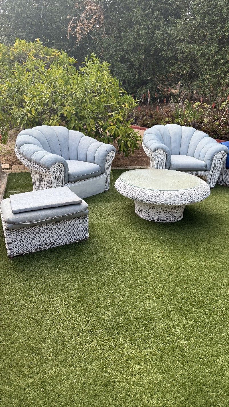 Wicker Patio Set With Good Cushions
