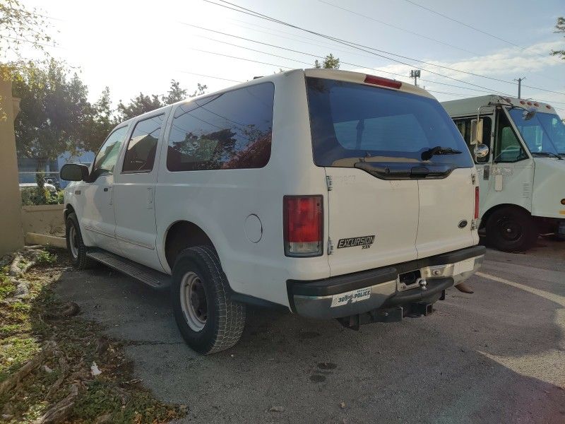 2000 Ford Excursion V8 Gas CLEAN TITLE IN MY NAME ....Doral Medley Area ...