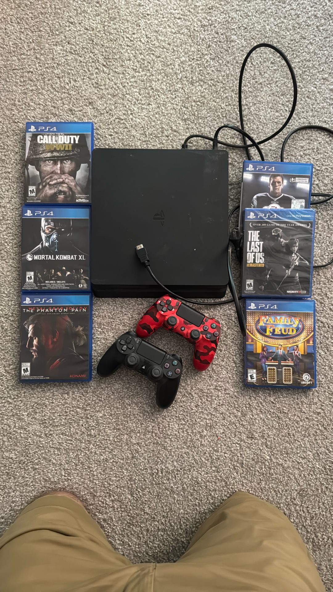 PS4 - 2 Controllers - 6 Games