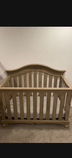 High-Quality Convertible Crib in Excellent Condition With Waterproof Mattress