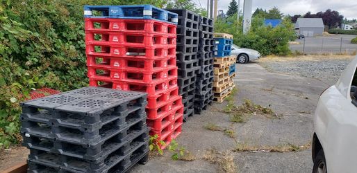 I Have Plastic 32"x40" And 37"×37" $5 Each Pallet I