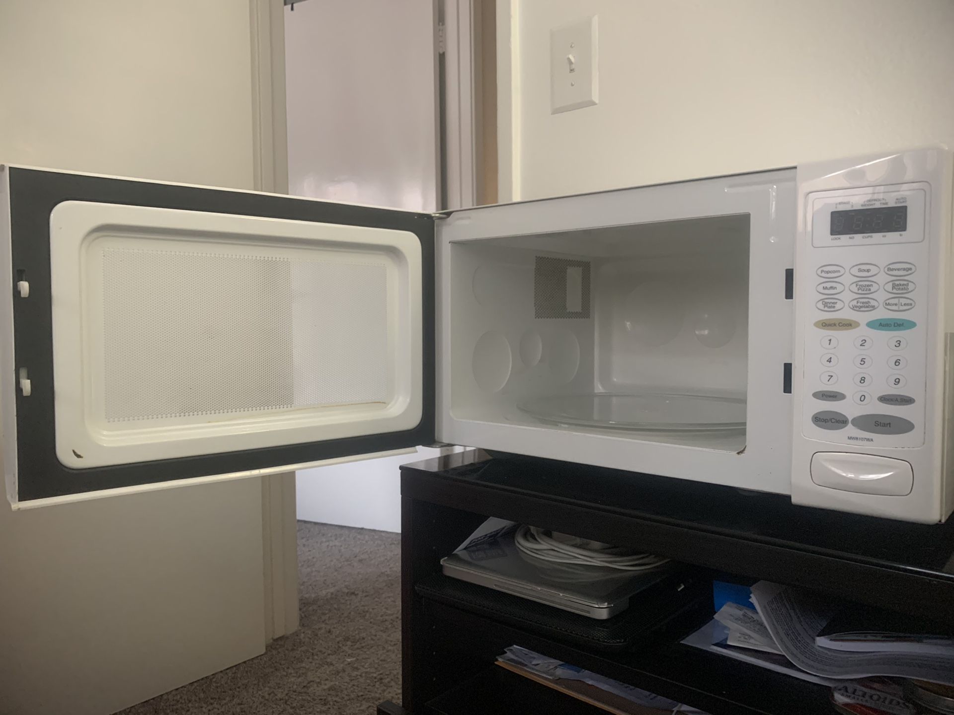 Emerson Microwave Oven 1.1 Cu ft. 1000 watt for Sale in San Diego, CA