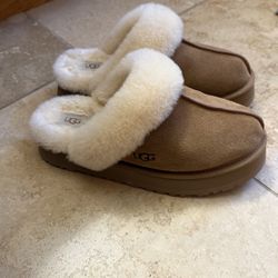 Uggs, chestnut, woman’s 10