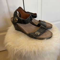Taos Festival 4048 Snake Embossed Size 37 Wedge Ankle Strap Sandal Women Shoes