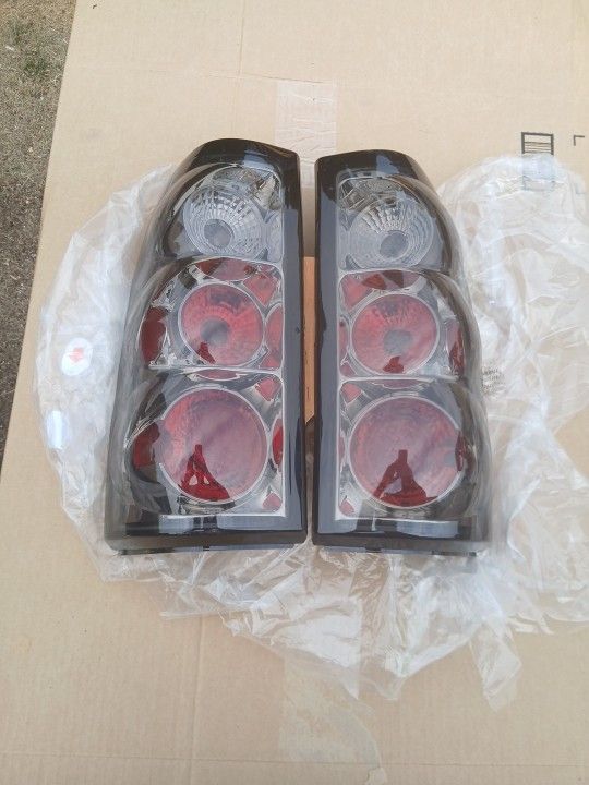 03-05 Silverado Tail Light Assembly
