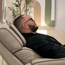 LUXURY 2-PIECE SMART MASSAGE RECLINER COUCH – LIKE NEW 