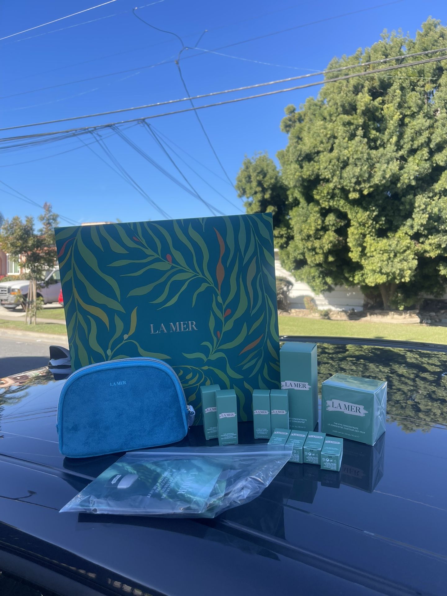La Mer Luxury Skincare Set + Exclusive Emerald Beach Towel (LIMITED EDITION)