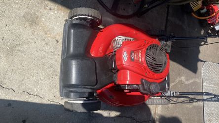 Toro lawnmower self-propelled new carburetor drive cables and belt ready to go no problems with this machine