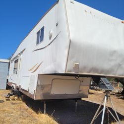 Nomad Skline 2007 5th Wheel Trailer