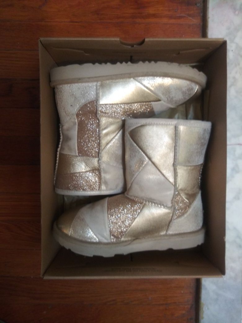 Girls Ugg boots gold patch work sz3